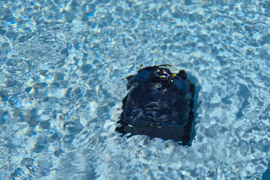 WYBOT S3 Poolroboter unter Wasser. Der Roboter taucht während der Reinigung vollständig unter die Wasseroberfläche.